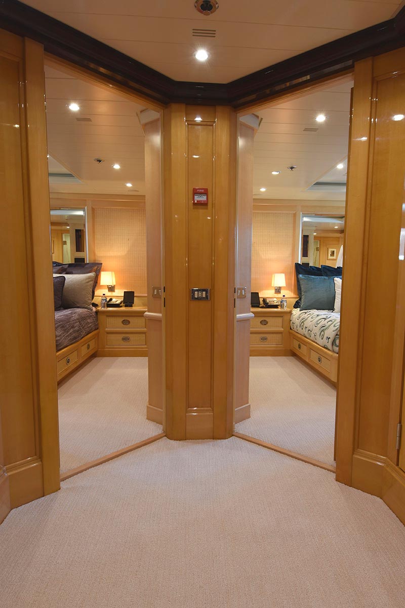 [LUXURY-YACHT-LADY-IN-BLUE]-1016-45.jpg