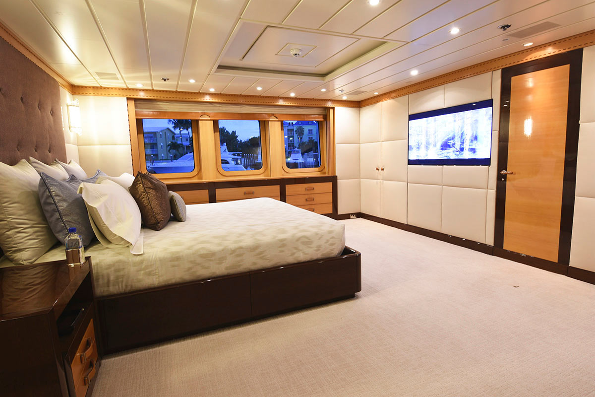 [LUXURY-YACHT-LADY-IN-BLUE]-1016-46.jpg