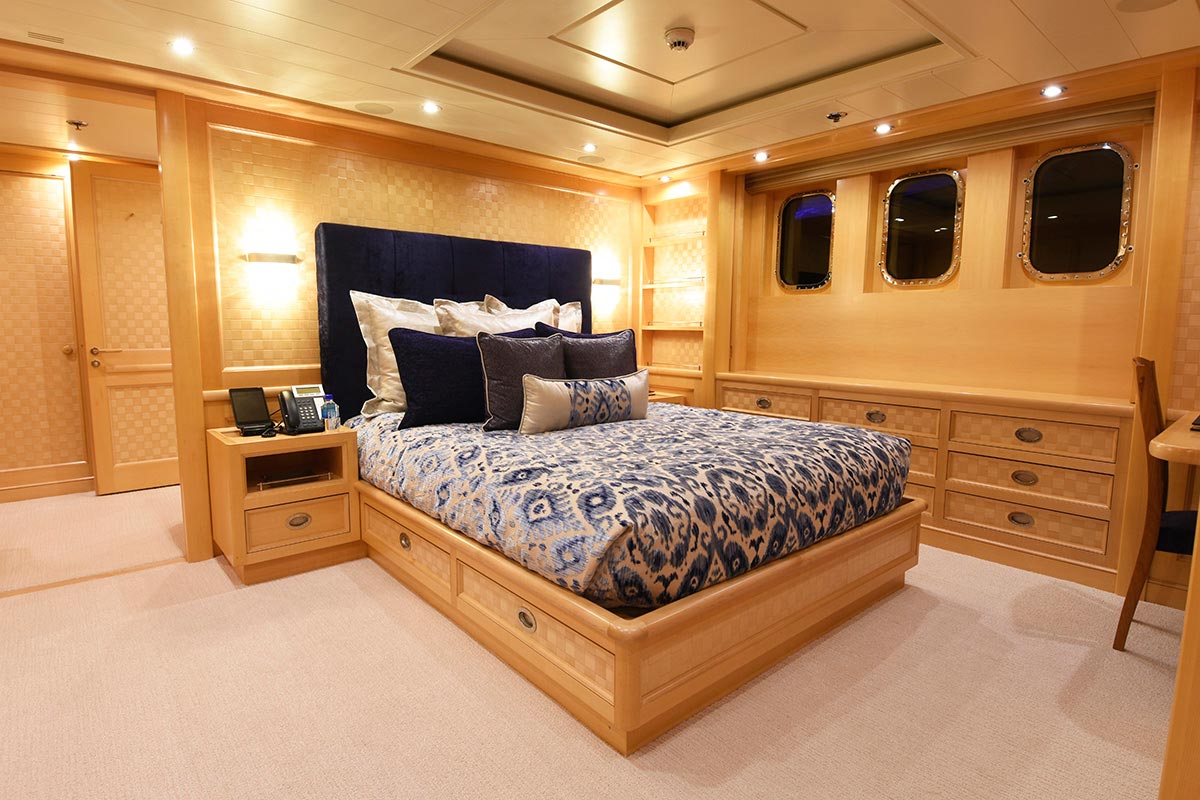 [LUXURY-YACHT-LADY-IN-BLUE]-1016-48.jpg