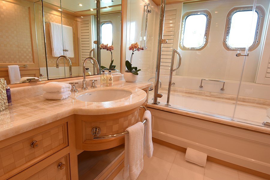 [LUXURY-YACHT-LADY-IN-BLUE]-1016-49.jpg