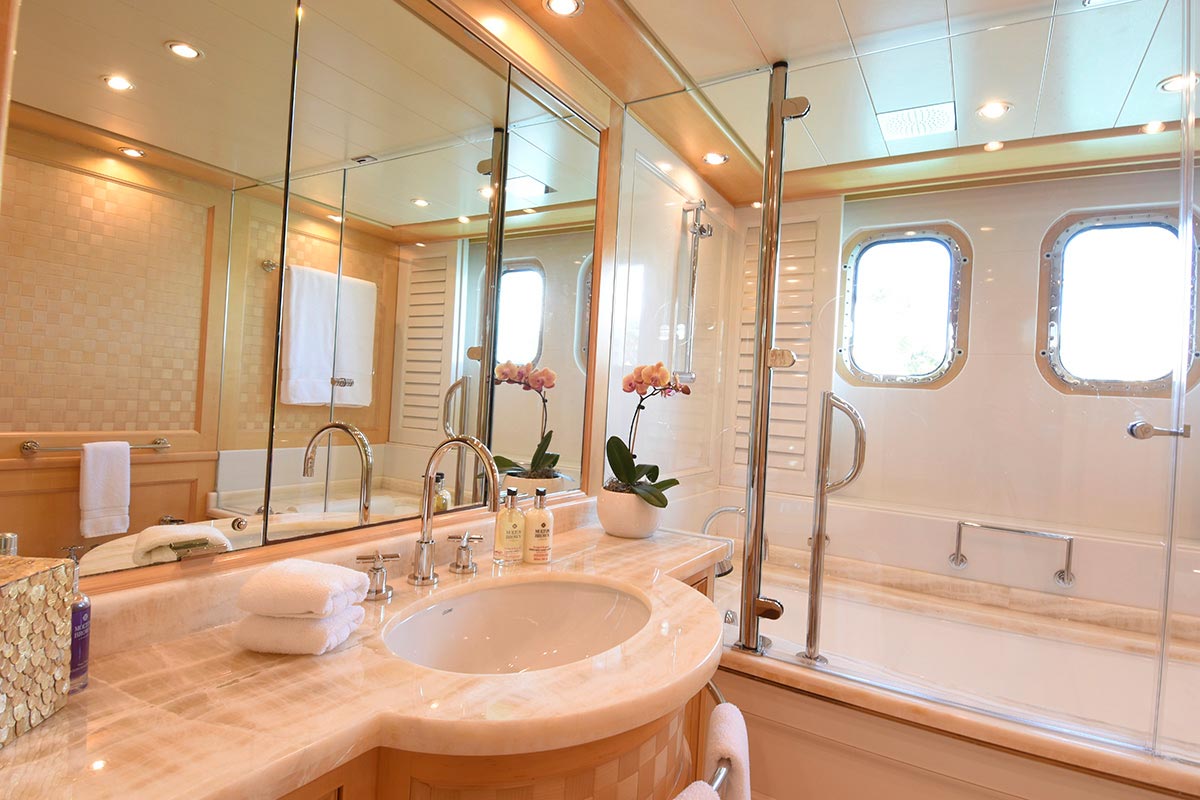 [LUXURY-YACHT-LADY-IN-BLUE]-1016-52.jpg