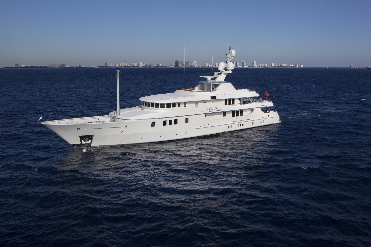 [LUXURY-YACHT-LADY-IN-BLUE]-1016-9.jpg