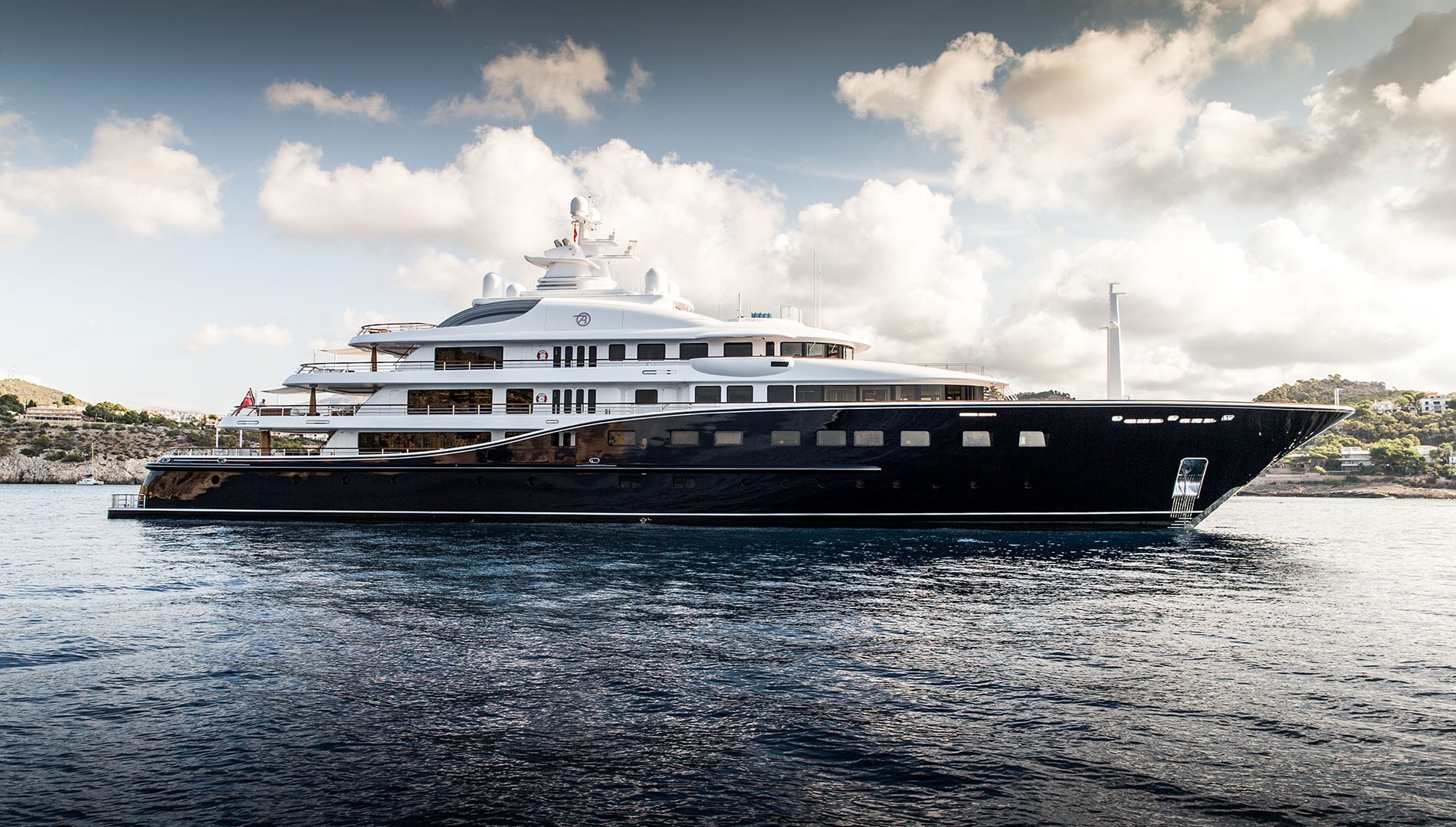 [M-CUSTOM-SUPERYACHT-BY-DERECKTOR-AND-PENDENNIS]-11770-7.jpg