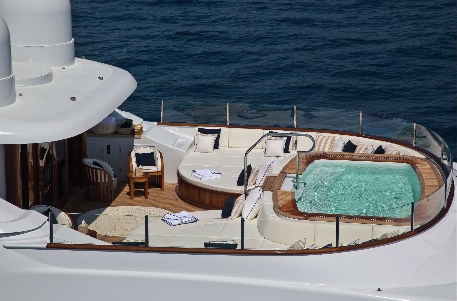 [M-CUSTOM-SUPERYACHT-BY-FEADSHIP]-11775-4.jpg