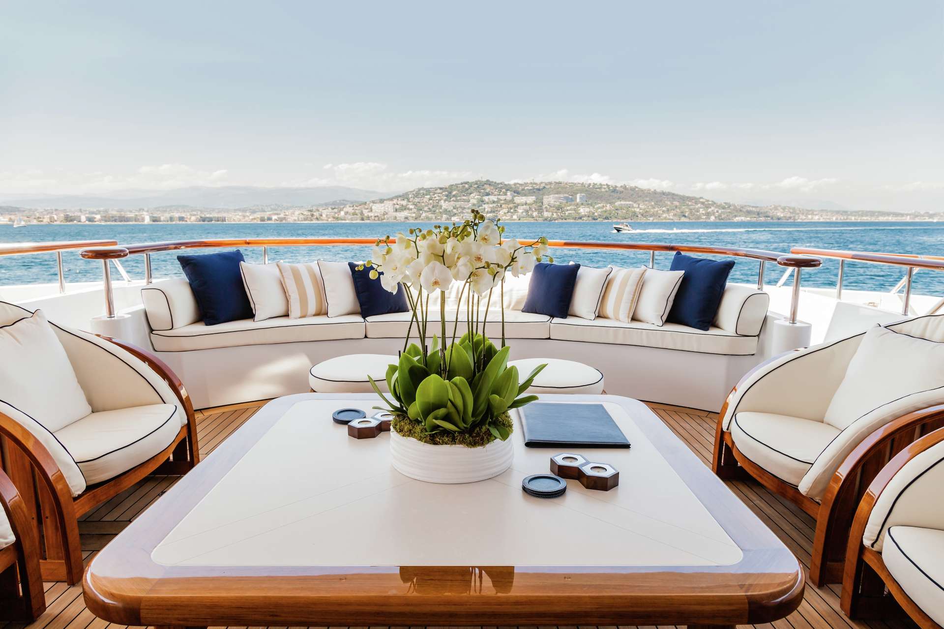 [M-CUSTOM-SUPERYACHT-BY-FEADSHIP]-11775-8.jpg