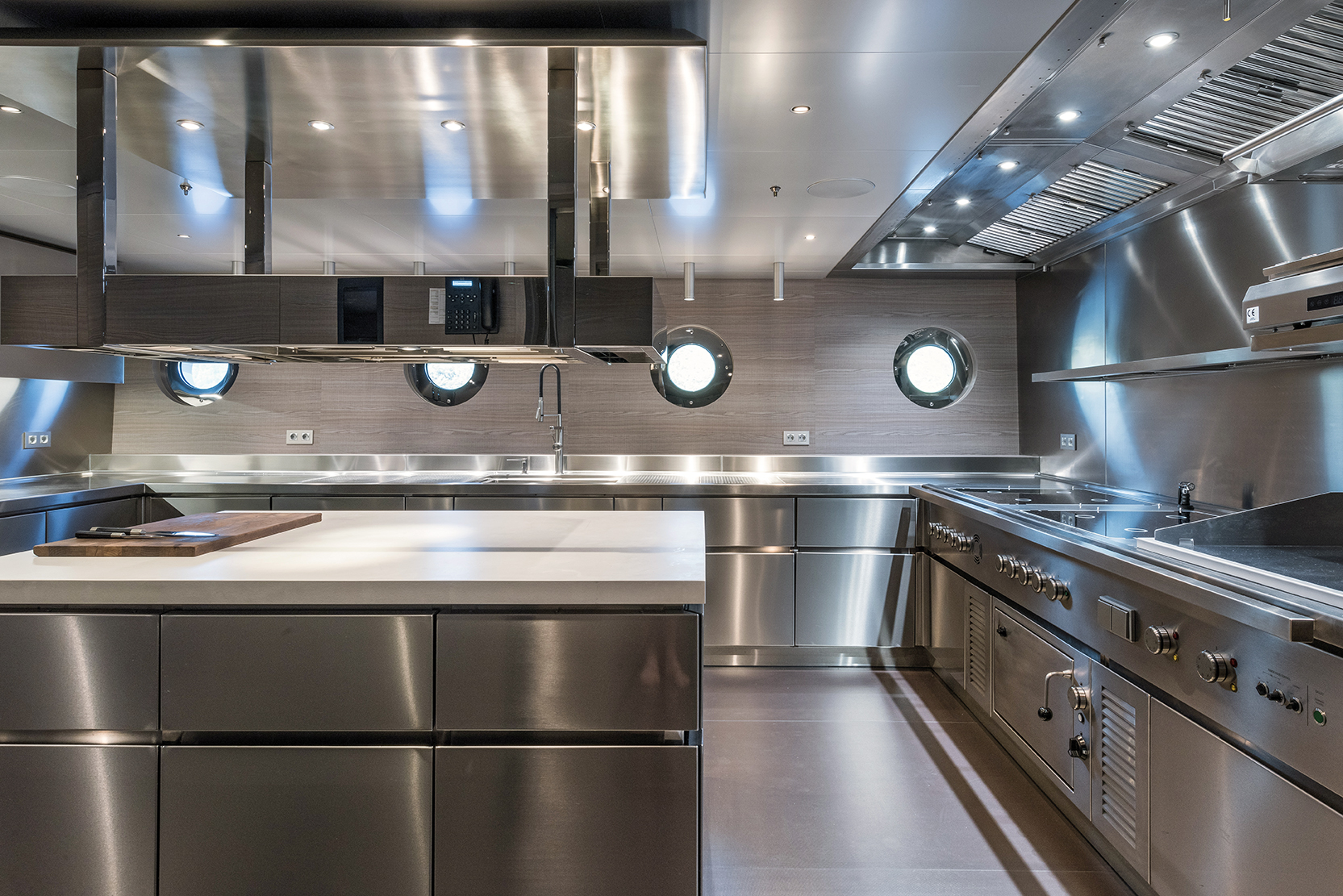 [M-CUSTOM-SUPERYACHT-BY-FEADSHIP]-11799-17.jpg