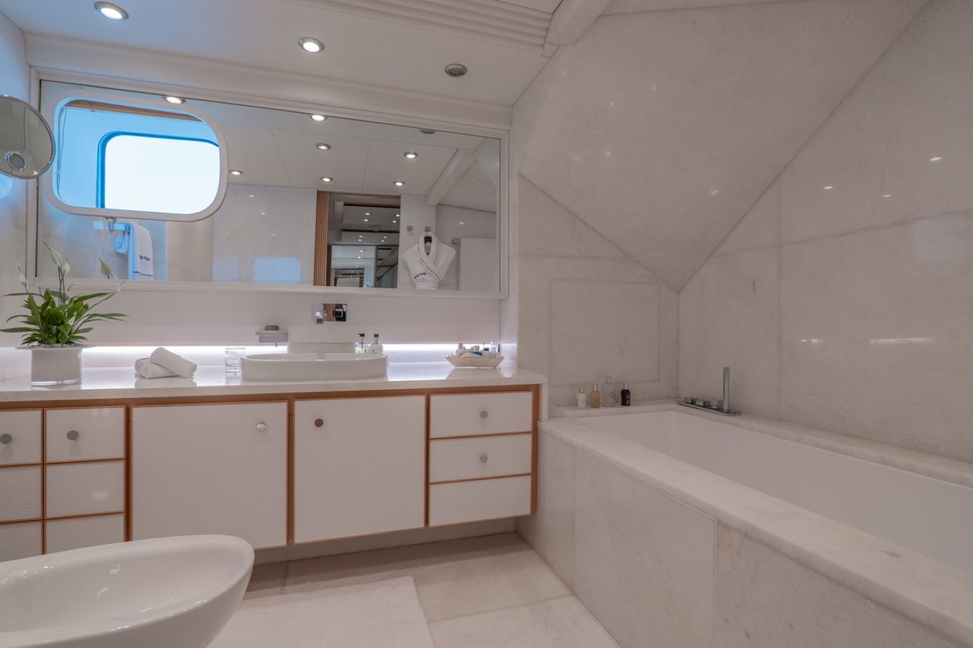 [M-CUSTOM-SUPERYACHT-BY-OCEANCO]-11690-12.jpg