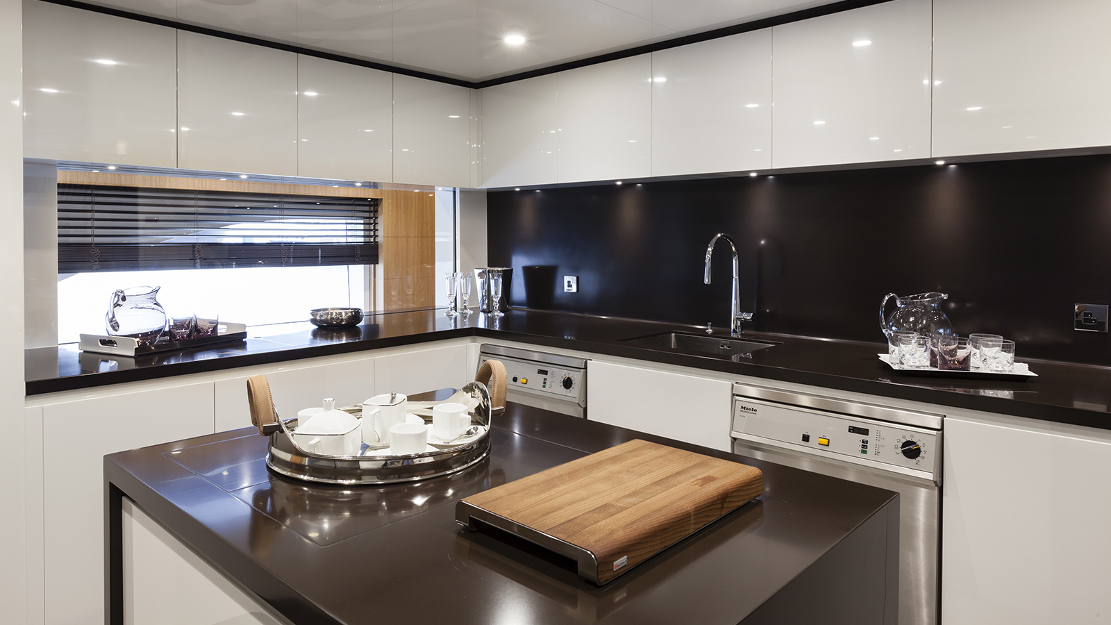 [M-DISPLACEMENT-SUPERYACHT-BY-BAGLIETTO]-11732-7.jpg