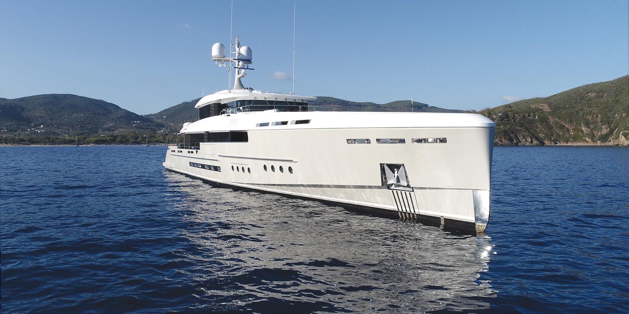 [M-FAST-DISPLACEMENT-SUPERYACHT-BY-ROSSINAVI]-11946-2.jpg