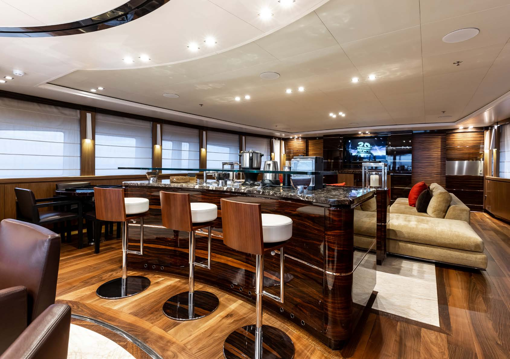 [M-LUXURY-SUPERYACHT-BY-ASTONDOA]-12348-3.png