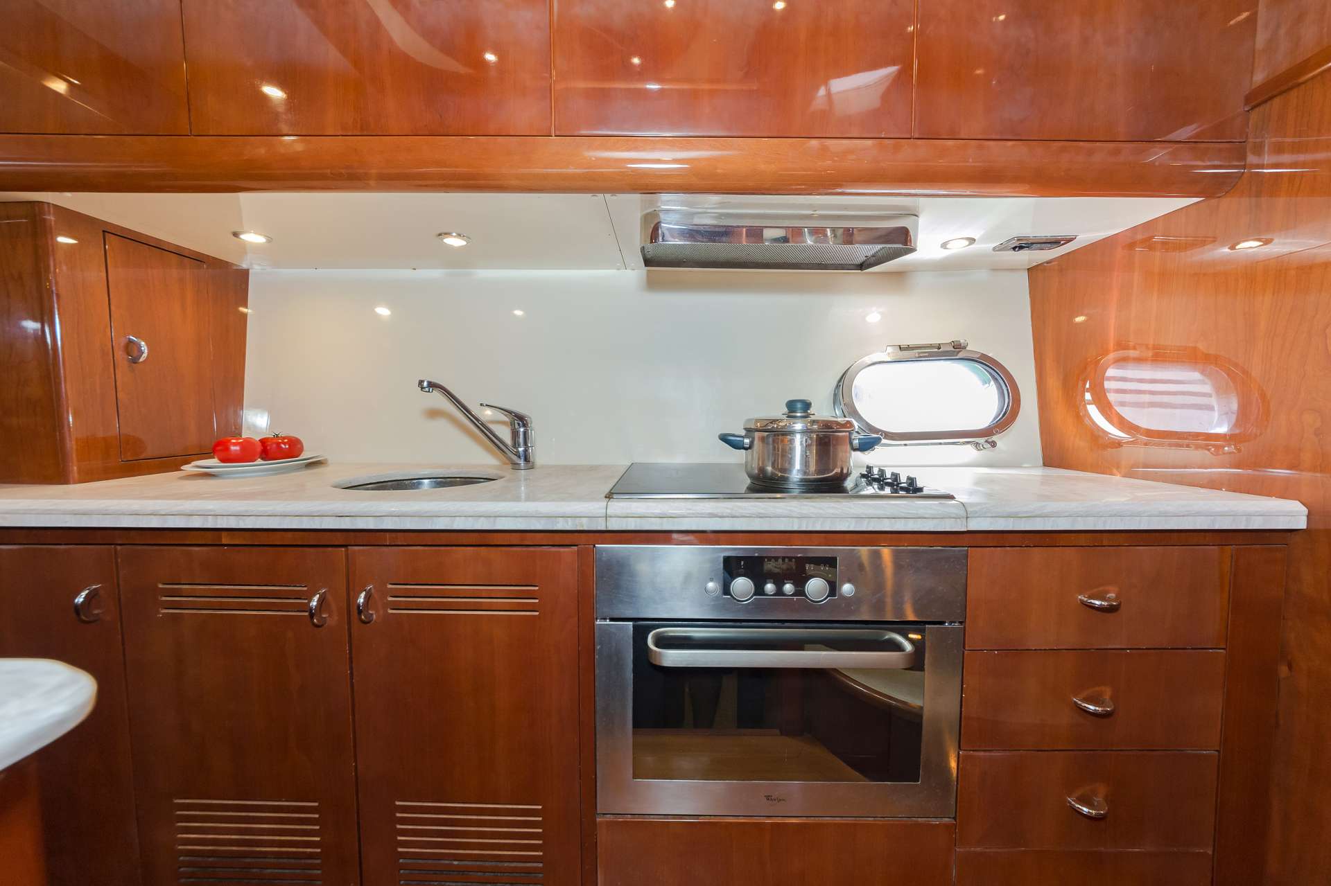 [M-MOTOR-YACHT-BELUGA]-11853-8.jpg