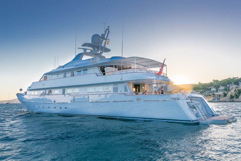 [MOTOR-YACHT-CD-TWO-EX-INDEPENDENT-OF-LONDON-COPY]-11772-2.jpg