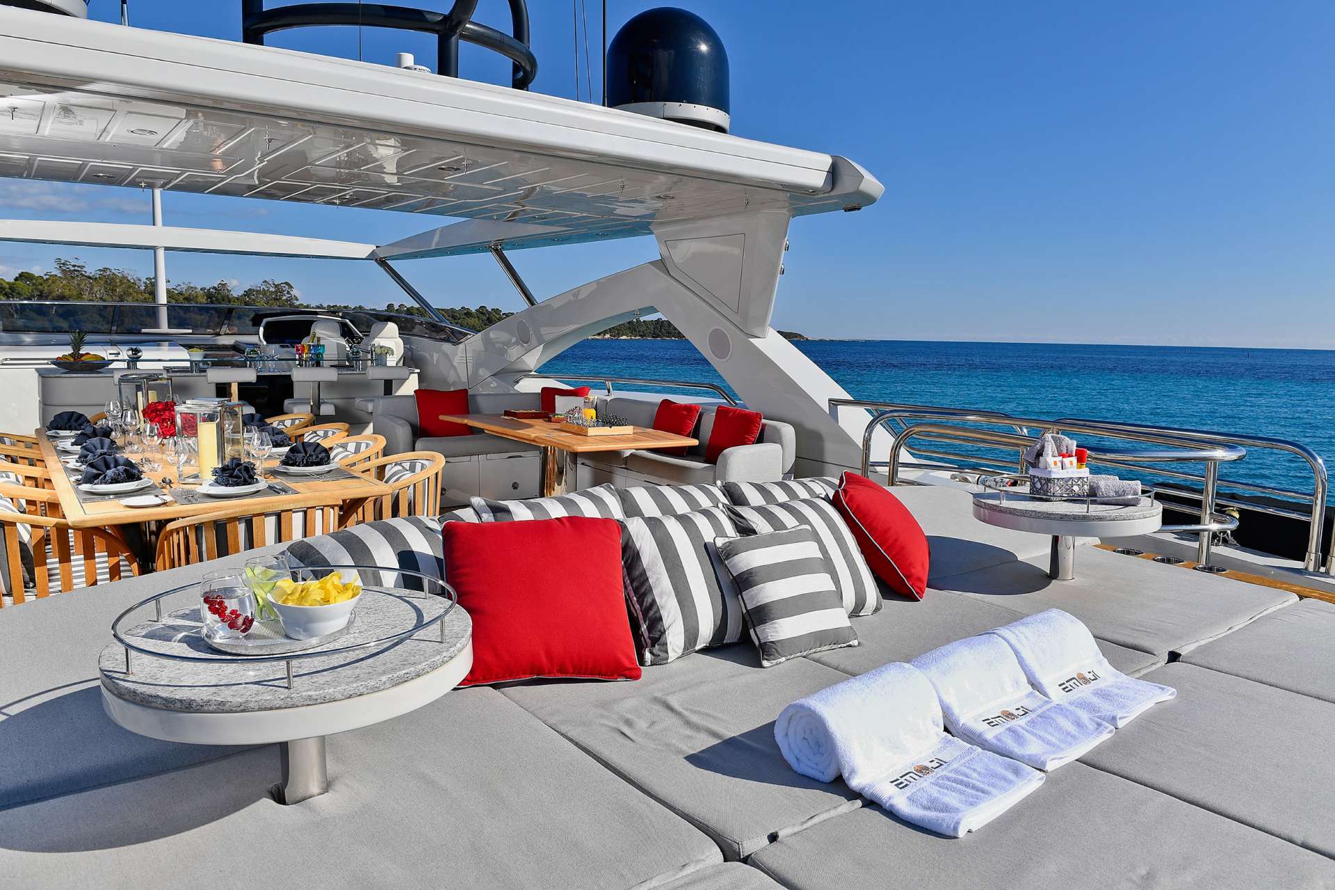 [MOTOR-YACHT-EMOJI]-10642-21.jpg