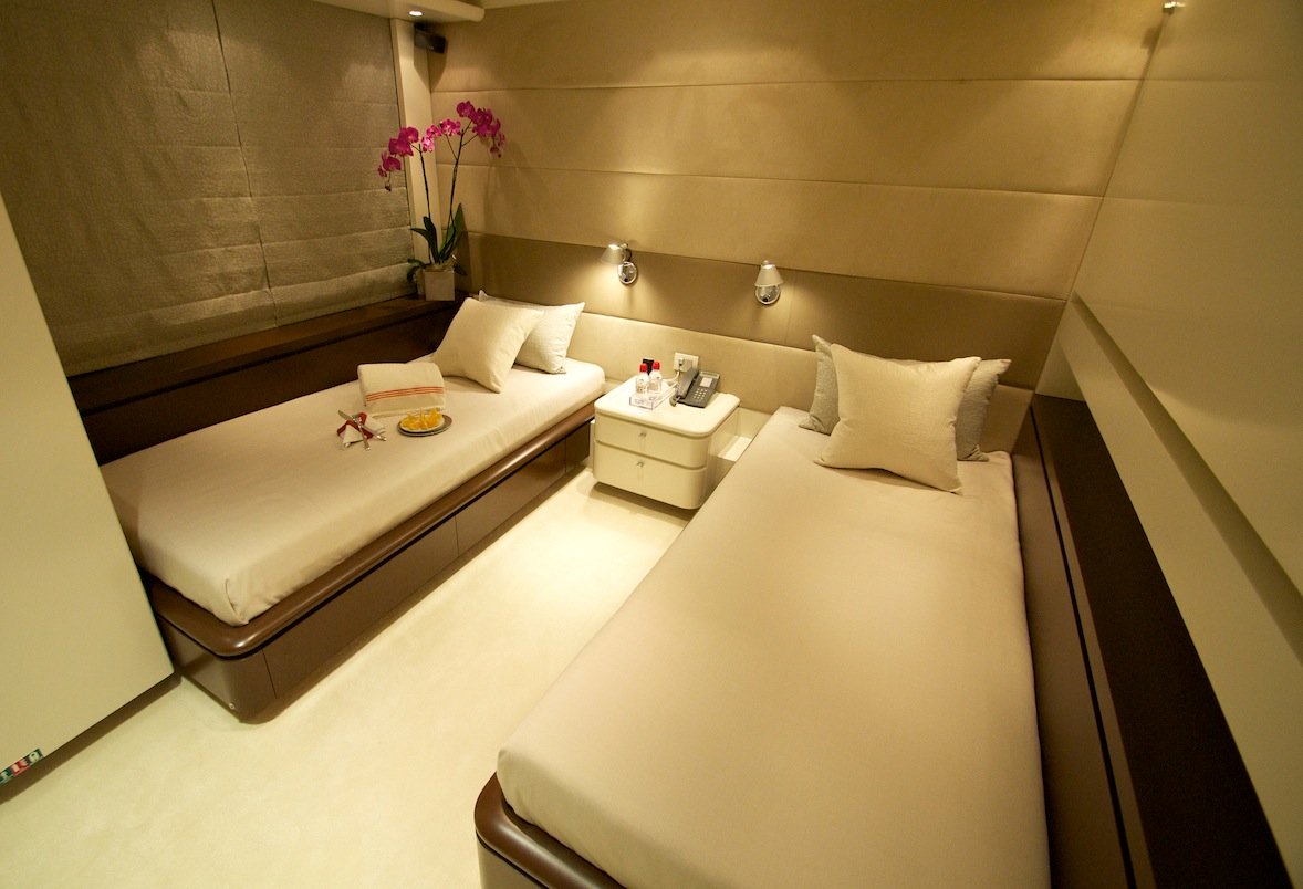 [MOTOR-YACHT-MOMENTUM]-1075-15.jpg