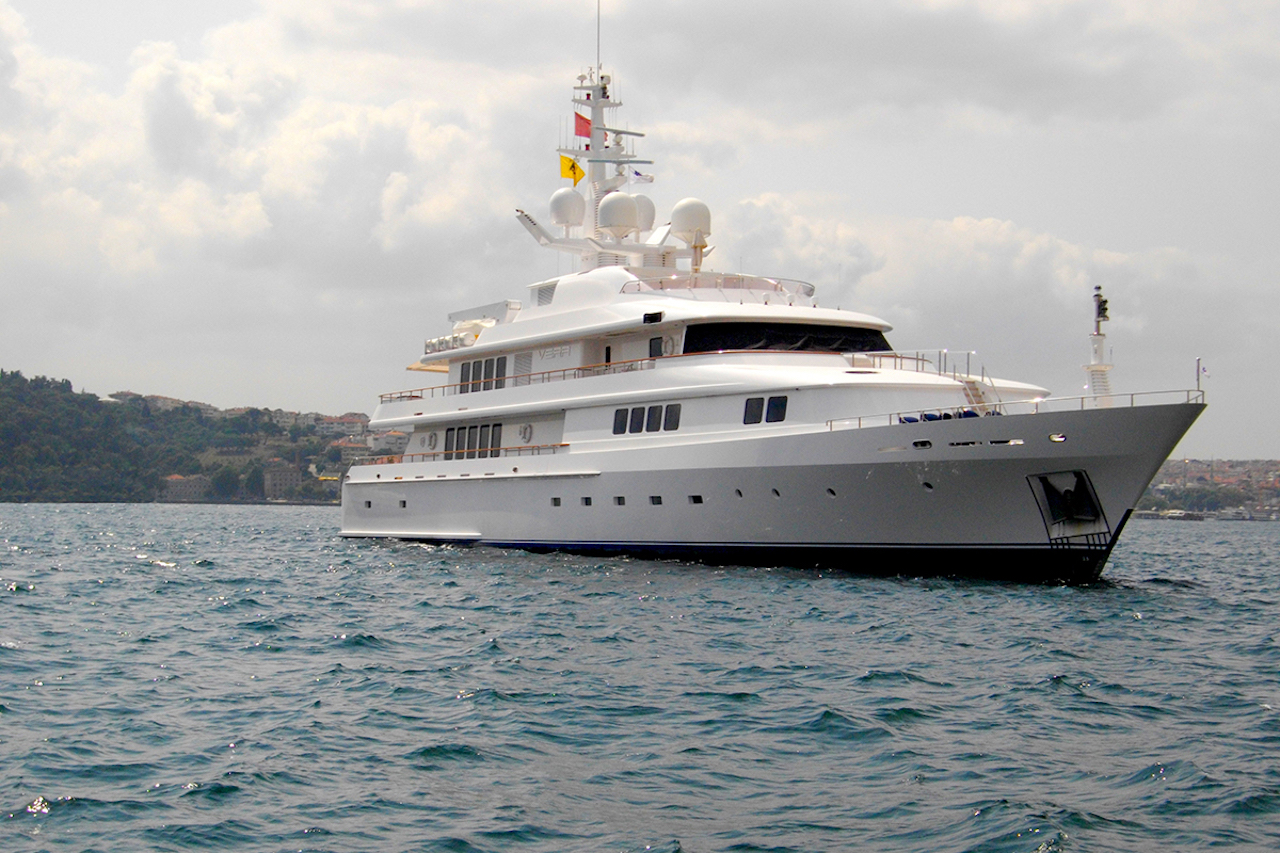 02-Vera-superyacht-profile-stbd-side.jpg