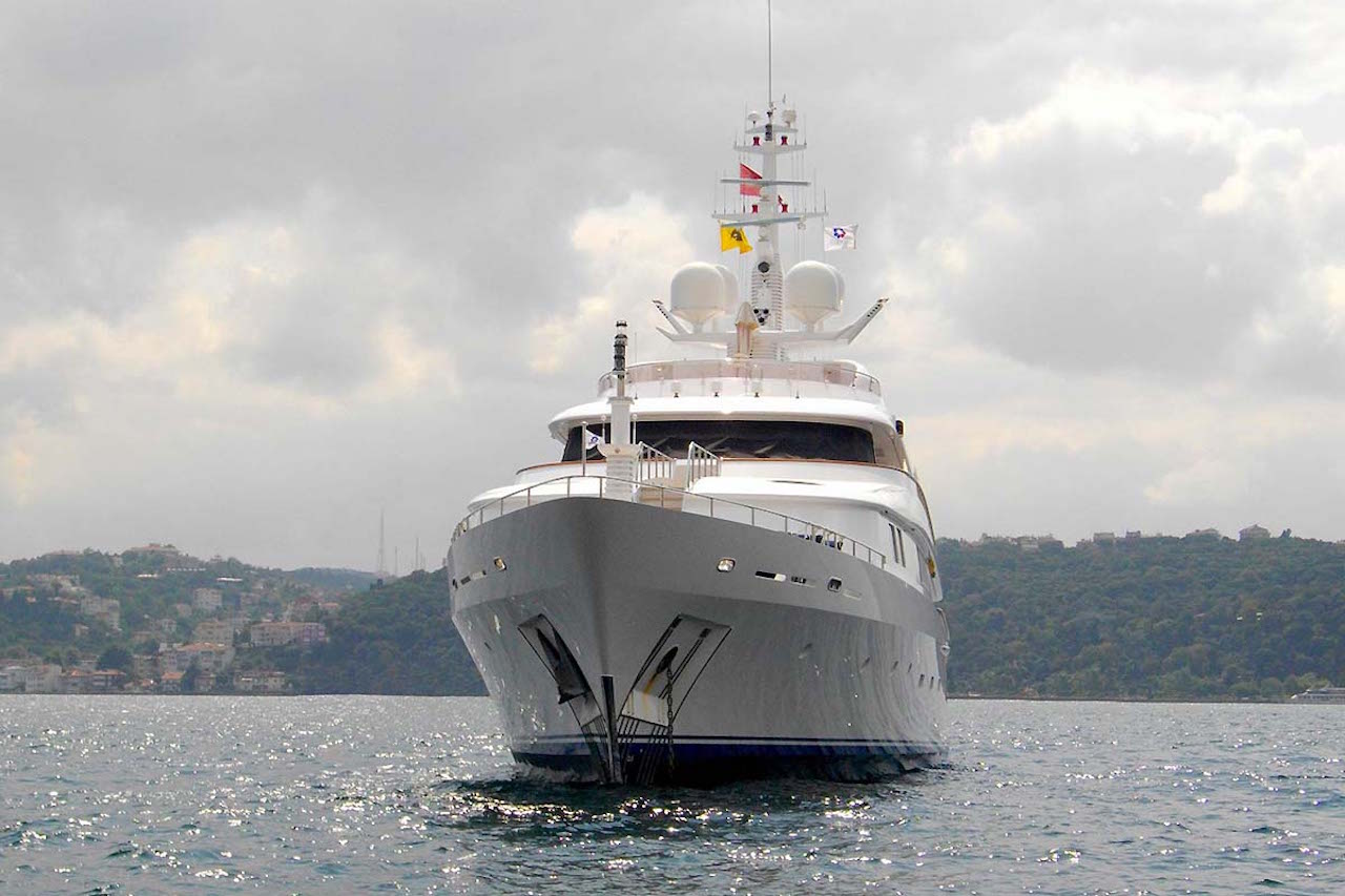 03-Vera-superyacht-bow.jpg