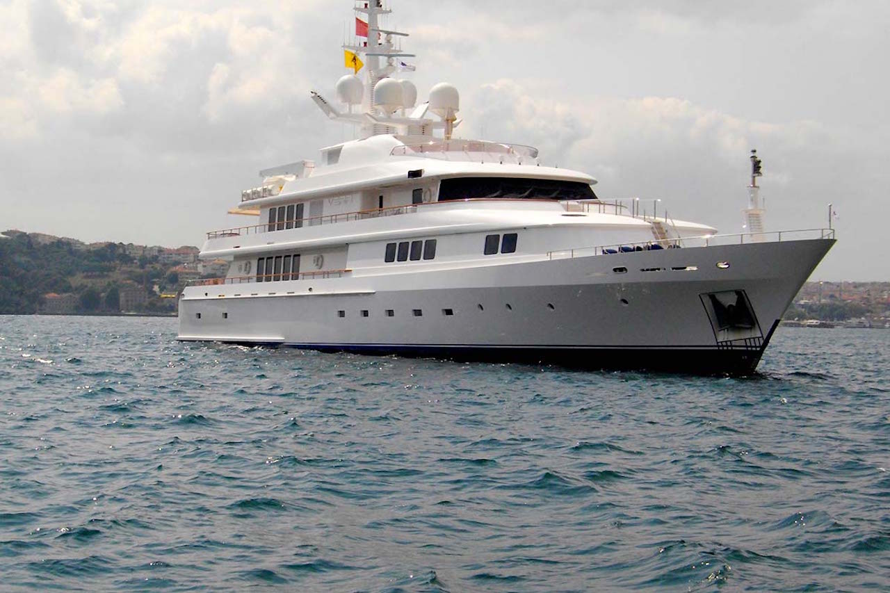 04-Vera-superyacht-stbd-side-anchor.jpg