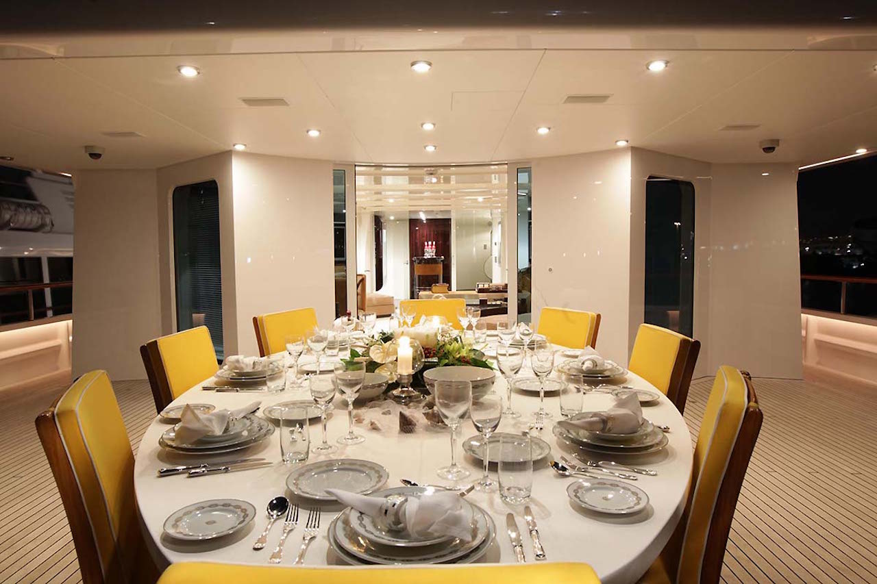 07-Vera-superyacht-al-fresco-table.jpg