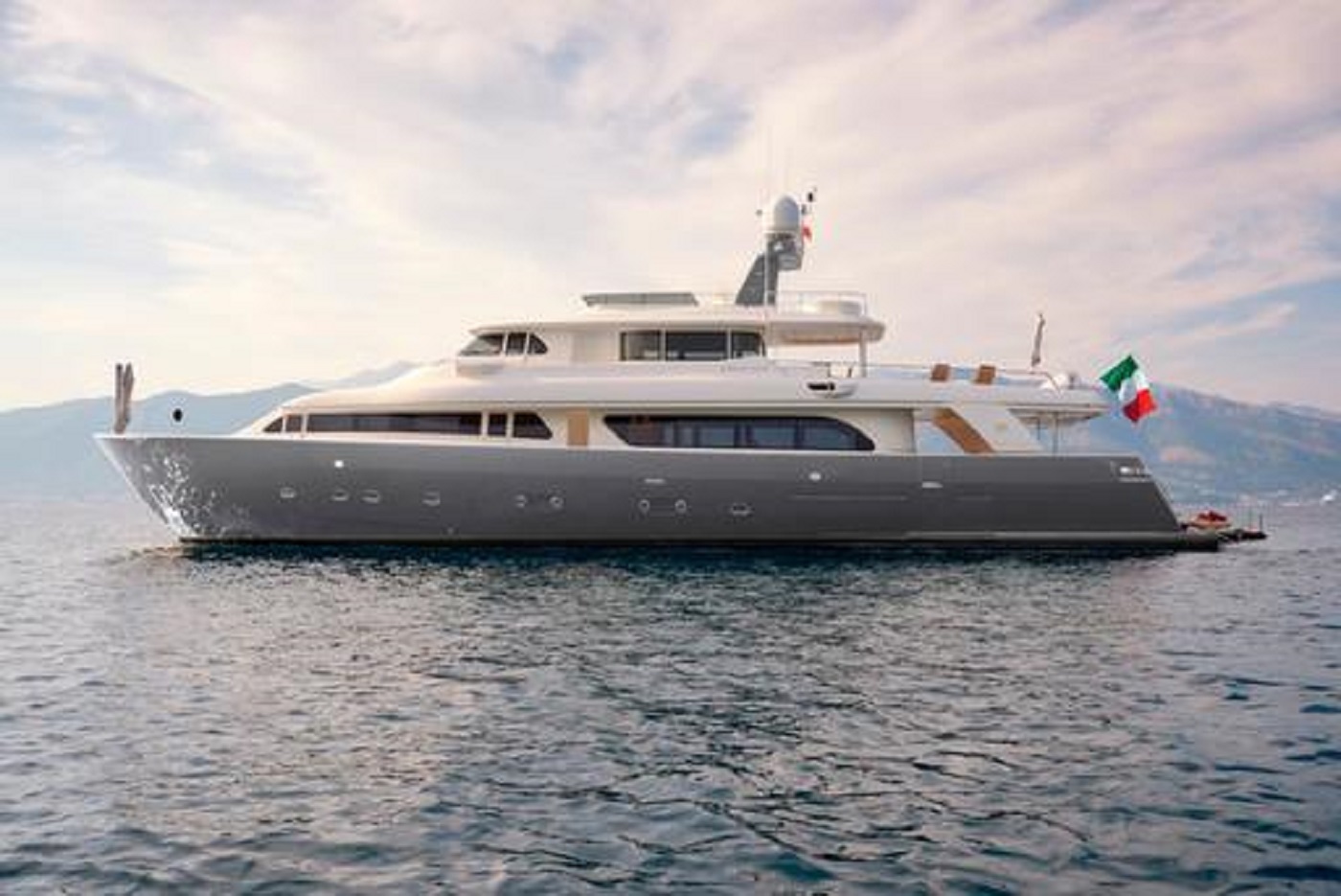 1.2 Motor yacht ZIACANAIA.jpg