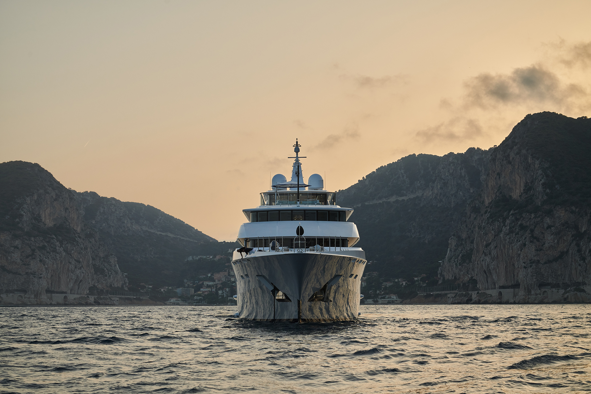 1.3 72m custom motor yacht.jpg