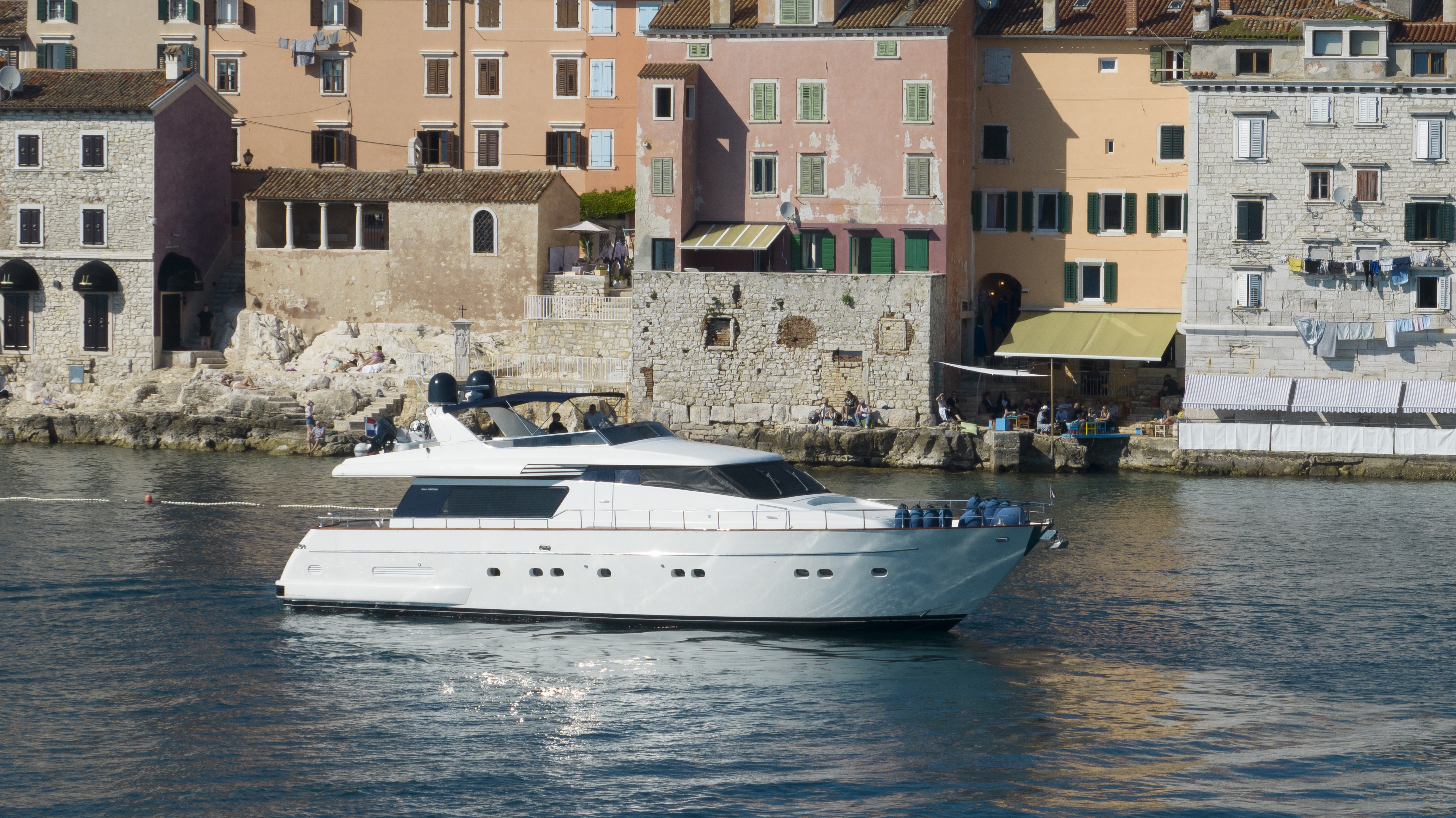 101 Luxur yacht LIZARD.jpg