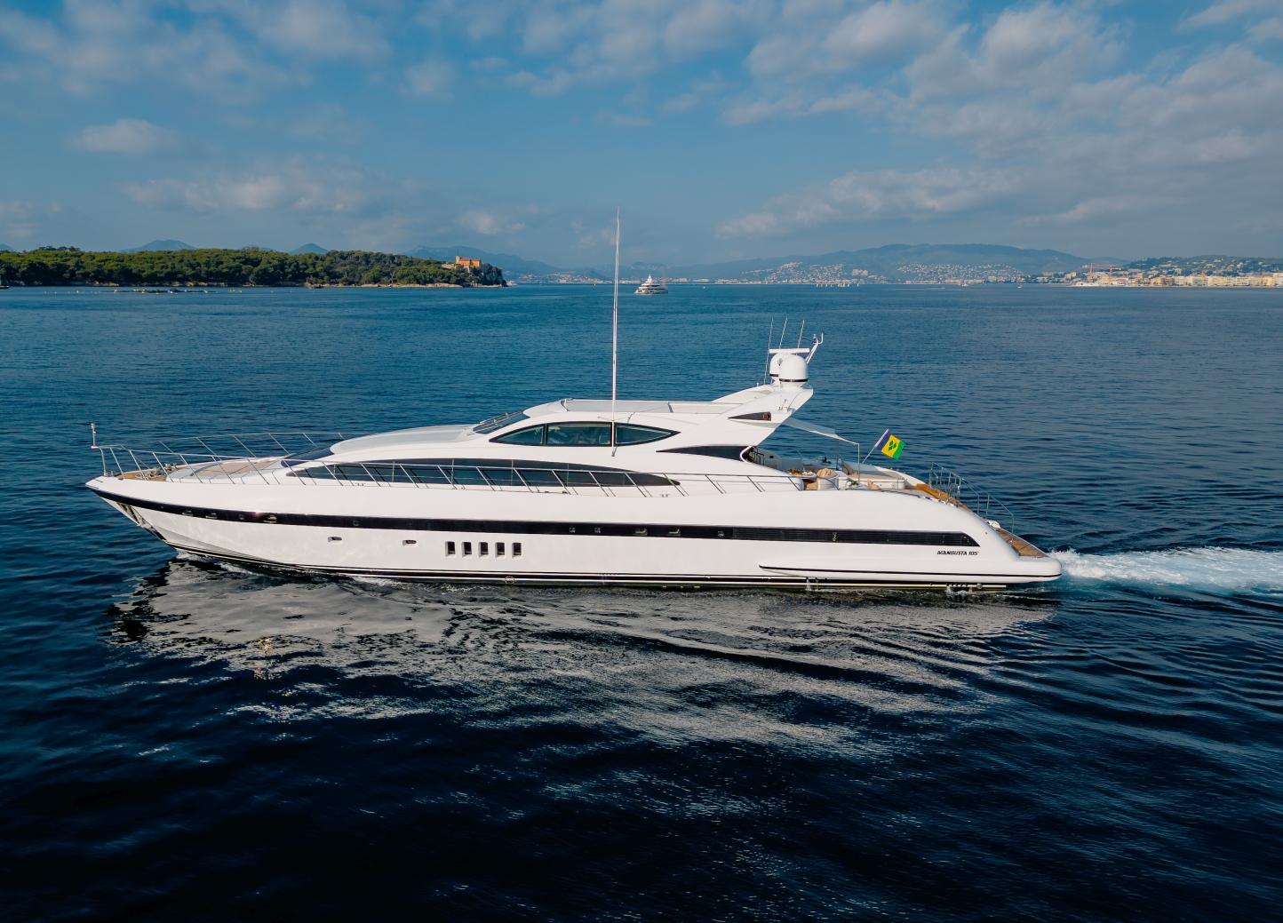 101 Luxury MANGUSTA yacht.jpg