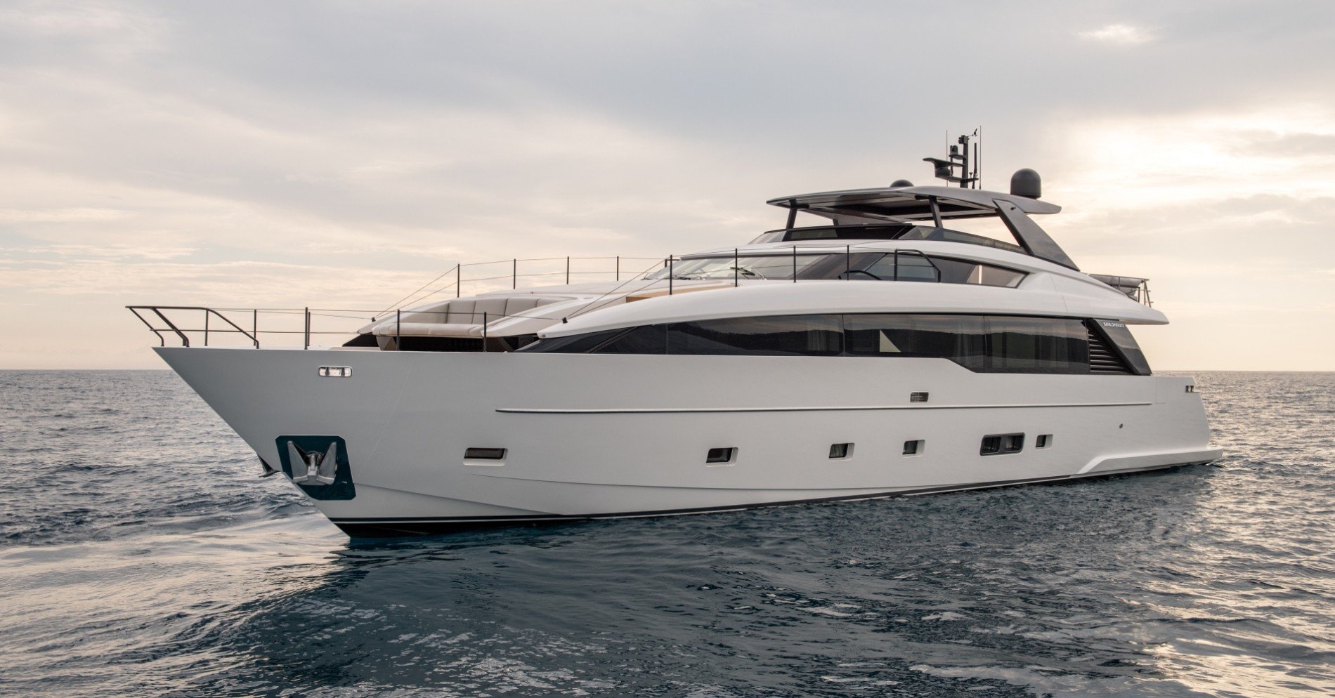 101 Luxury yacht CATCH  ME (sistership).jpg