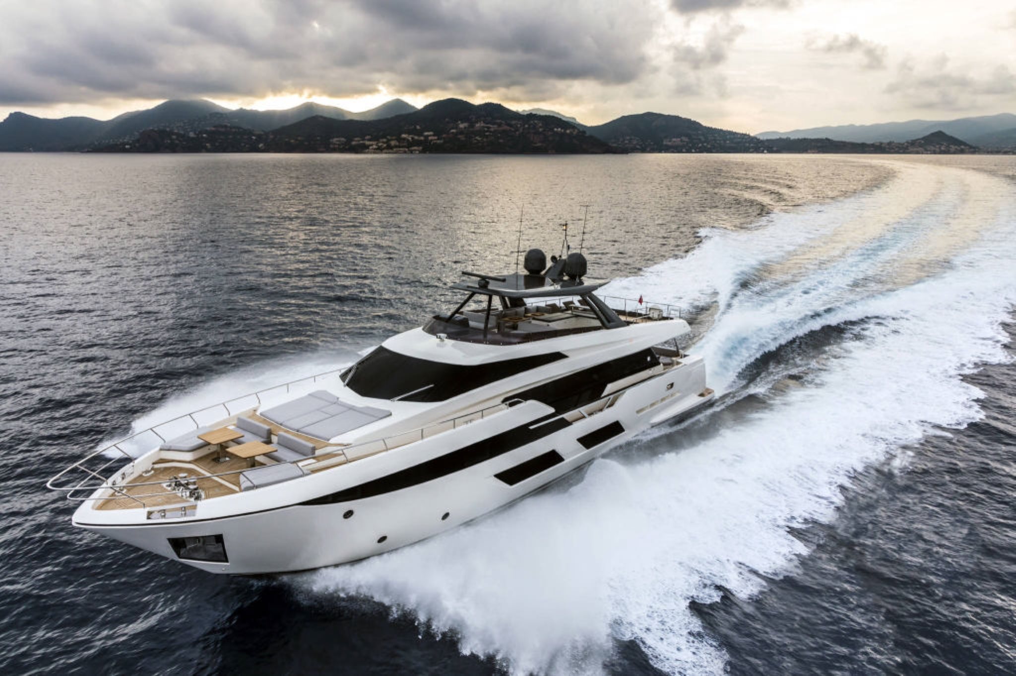 101 Luxury yacht DADDY'S DREAM II (sistership).jpg