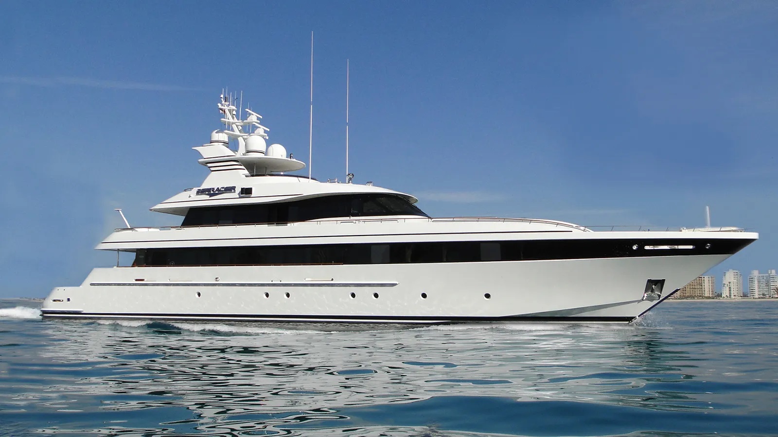 101 Luxury yacht MYSTIQUE.jpg