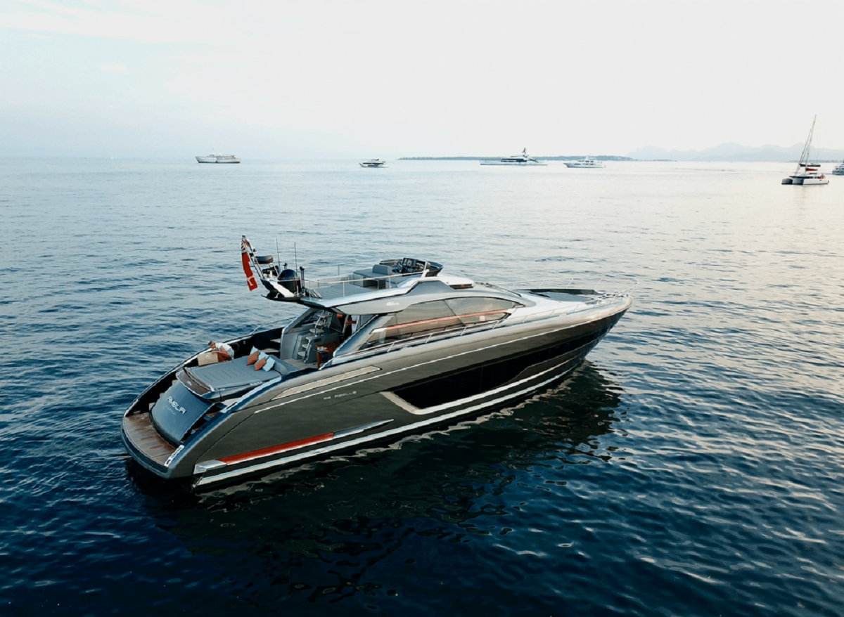 101 Motor yacht AMELIA.png