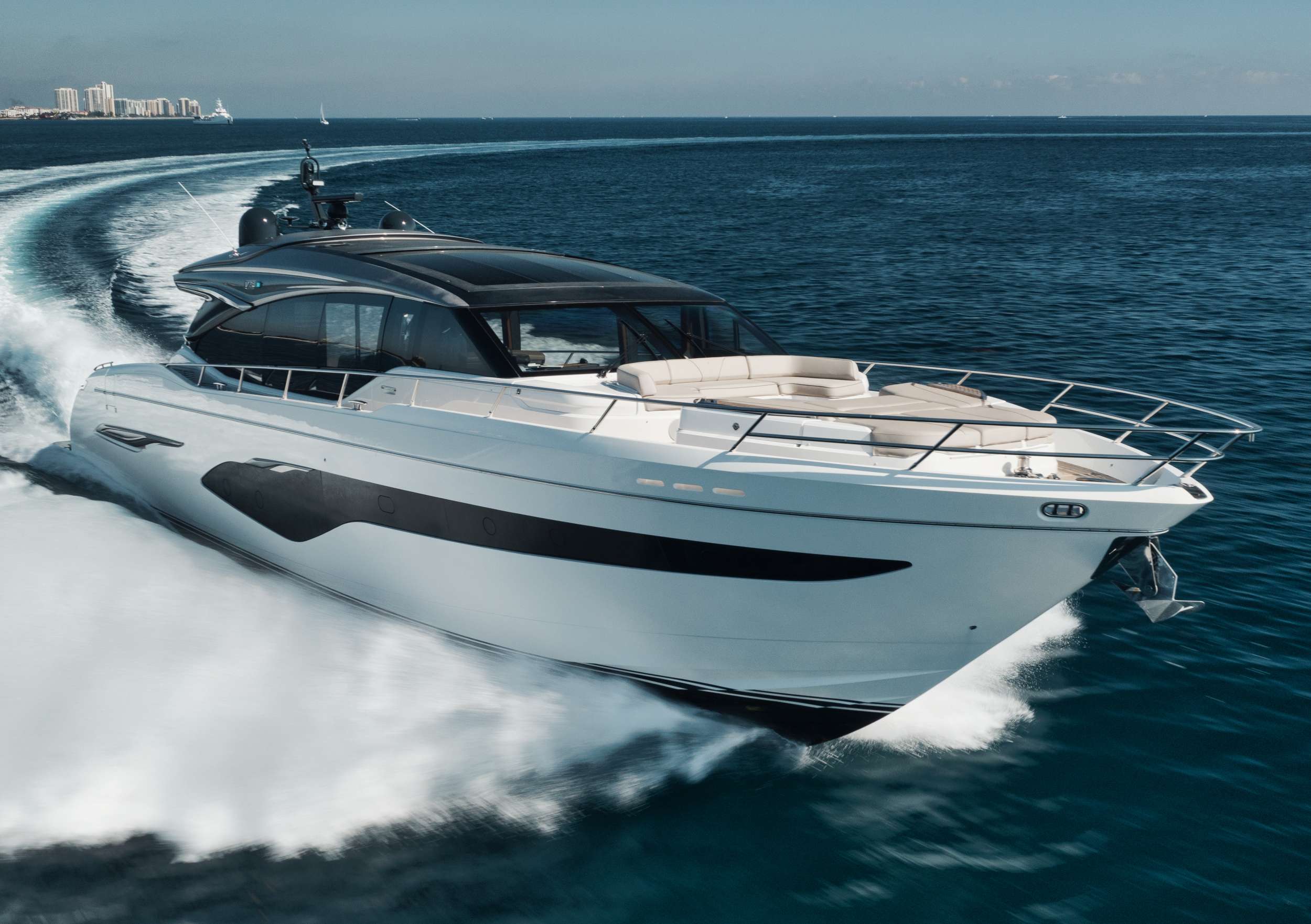 101 Motor yacht HOOKED HER.jpg