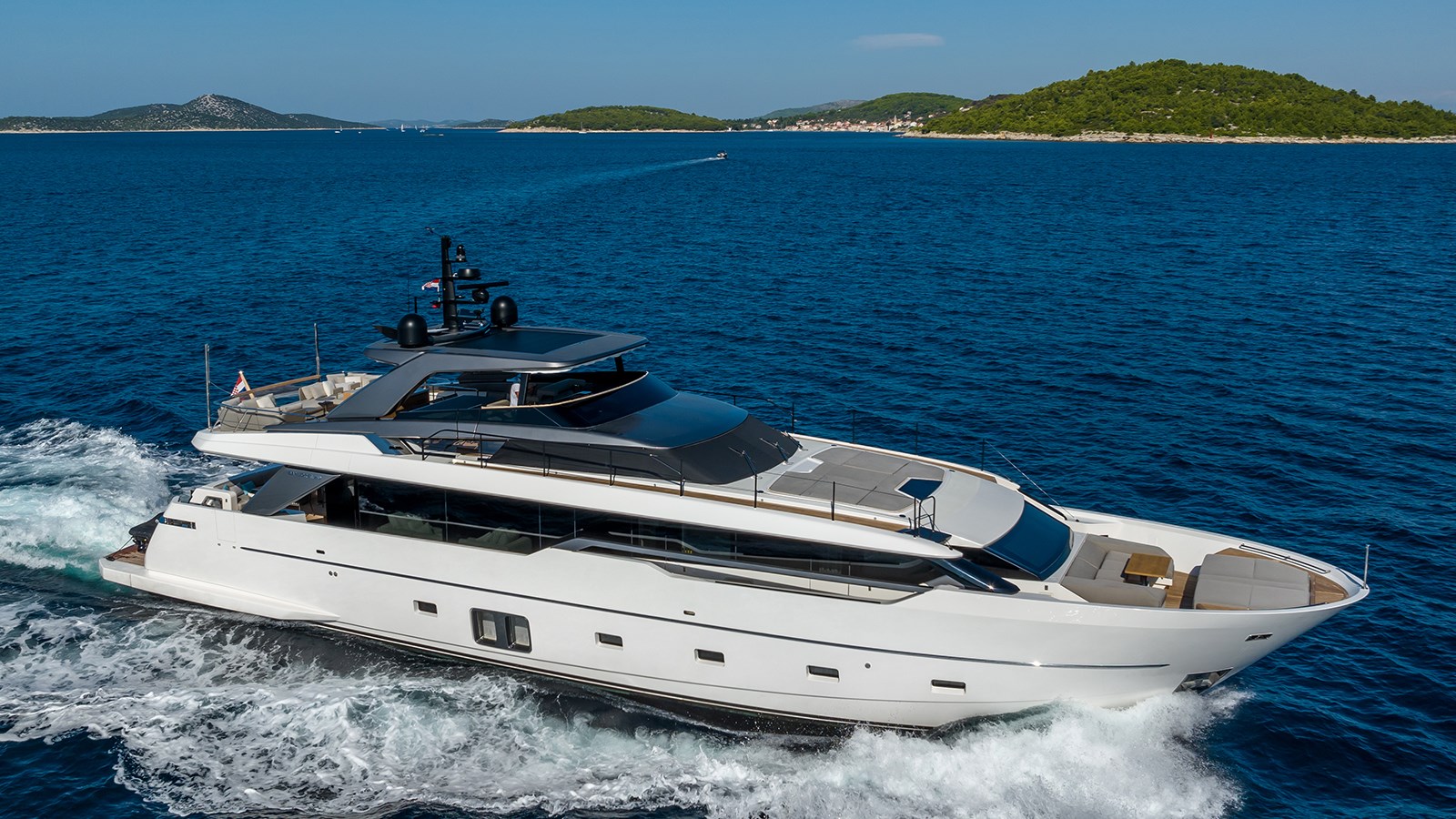 101 Motor yacht JICJ.jpg