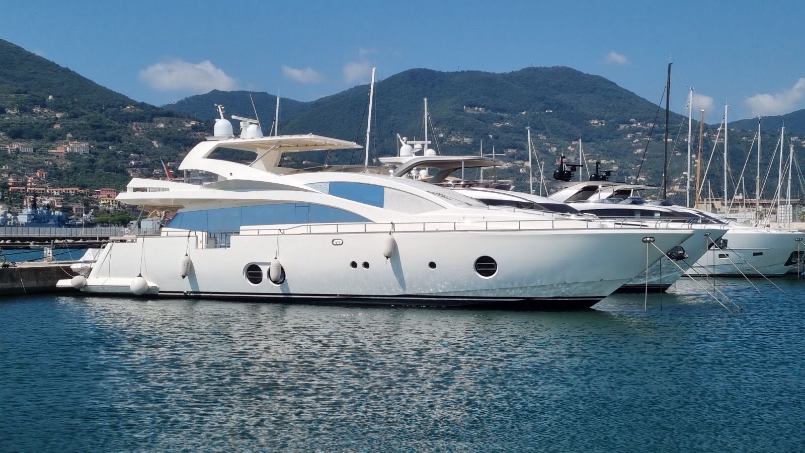 101 Motor yacht RED ROSE.jpg