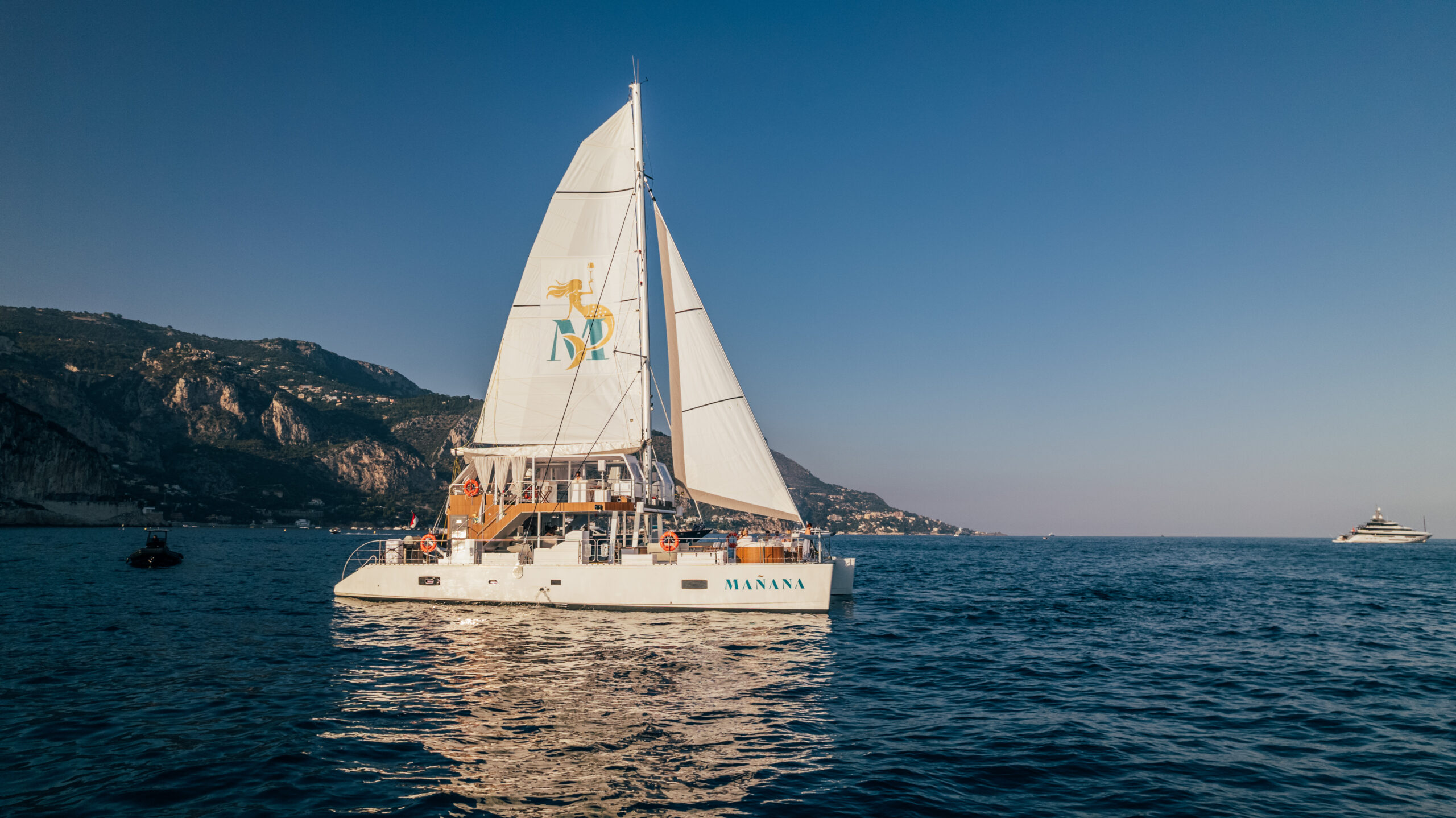 101 Sailing catamaran MANANA.jpg
