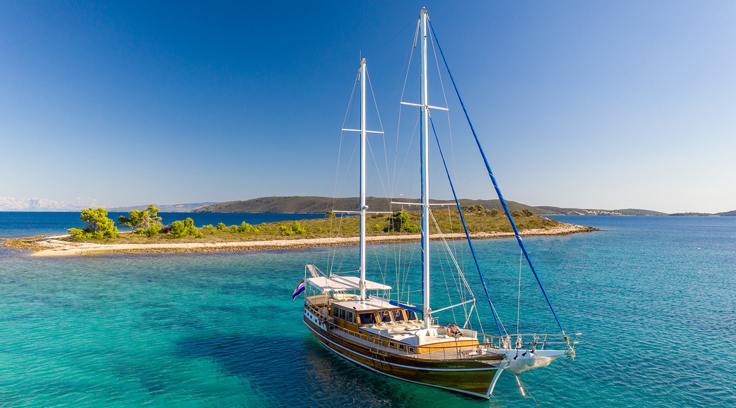 101 Sailing yacht ANDI STAR Anchored.jpg
