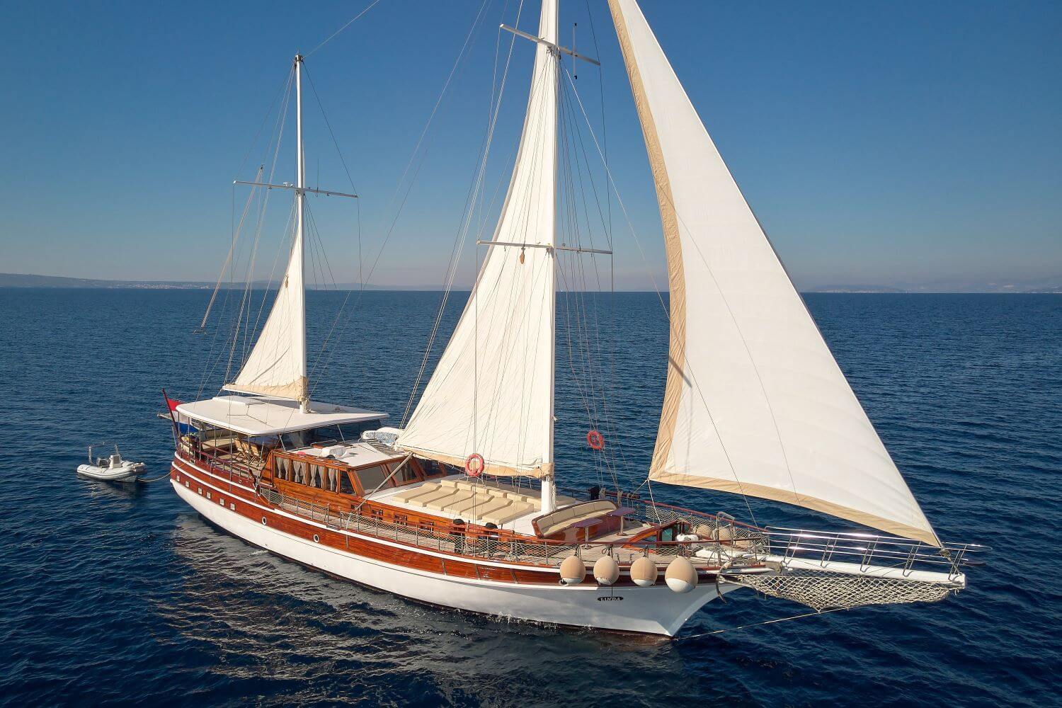 101 Sailing yacht LINDA.jpg