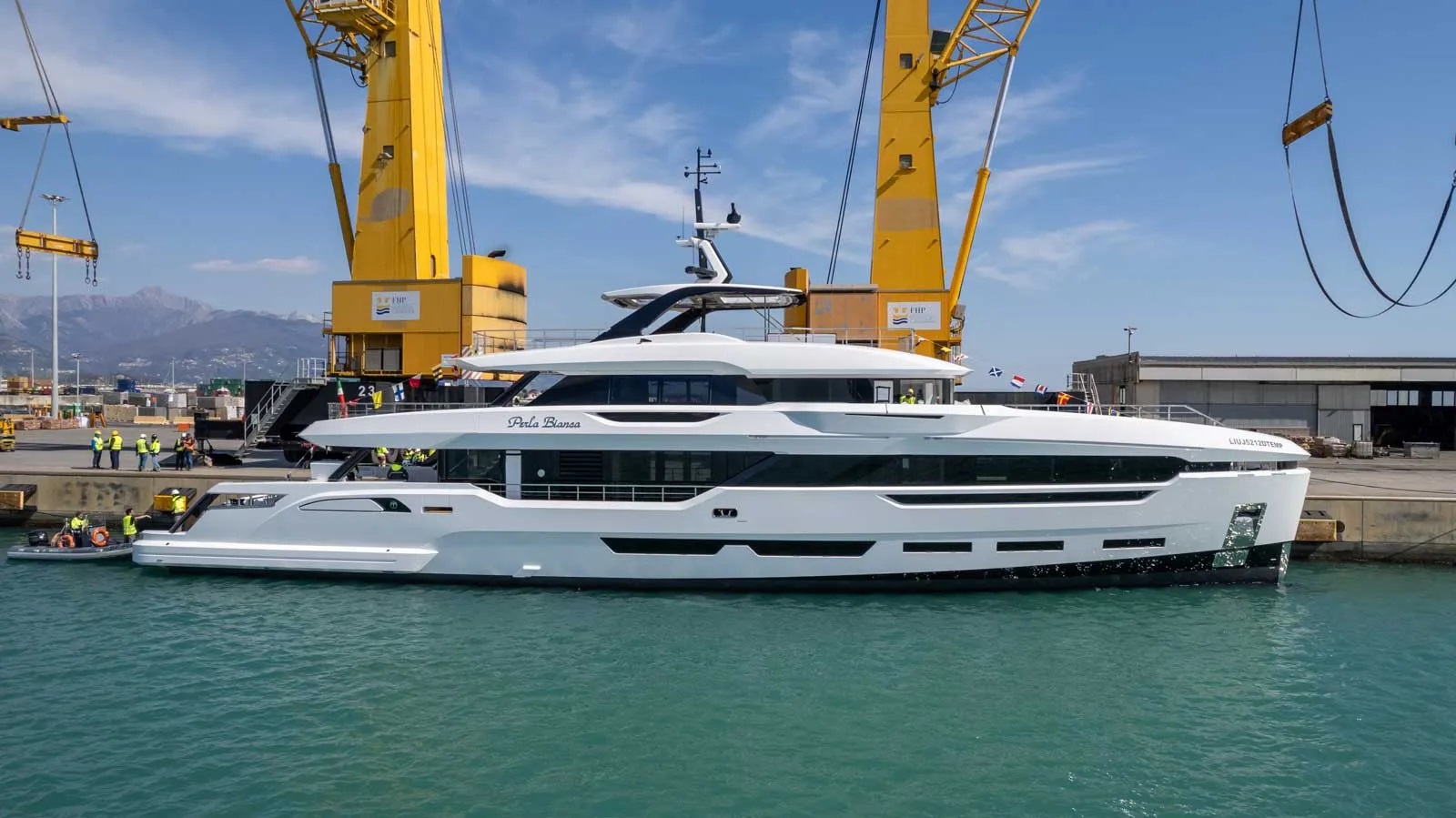 101 Super yacht PERLA BIANCA.jpg