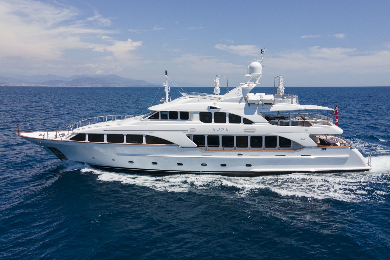 101 Superyacht AURA.jpg
