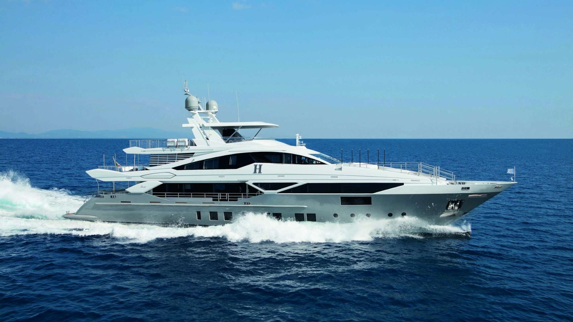 101 Superyacht H.jpg