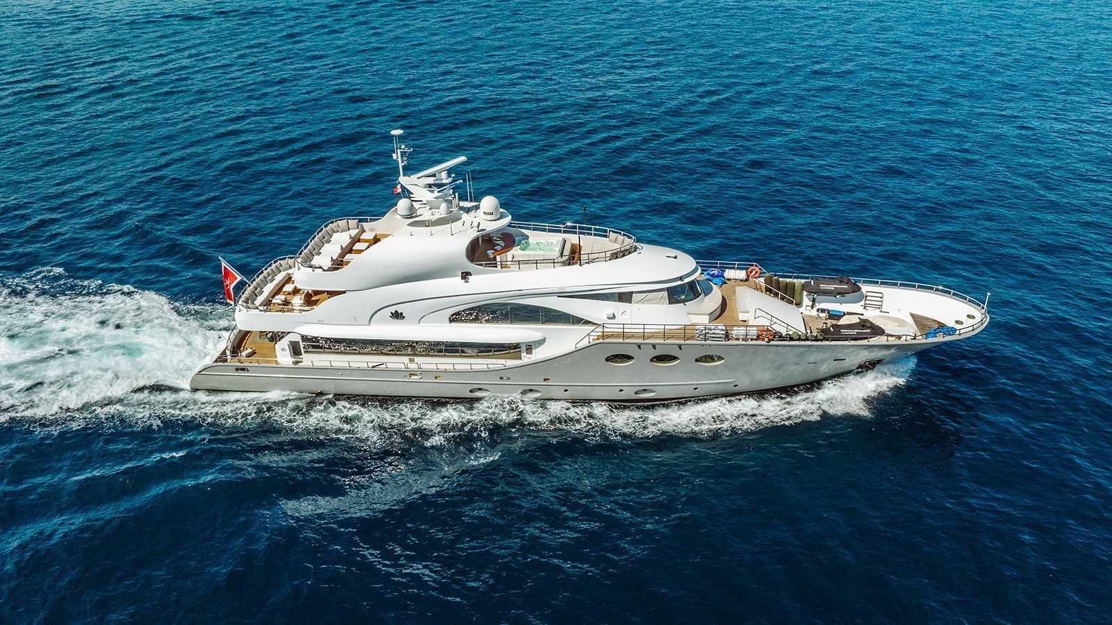 101 Superyacht LOTUS.jpg