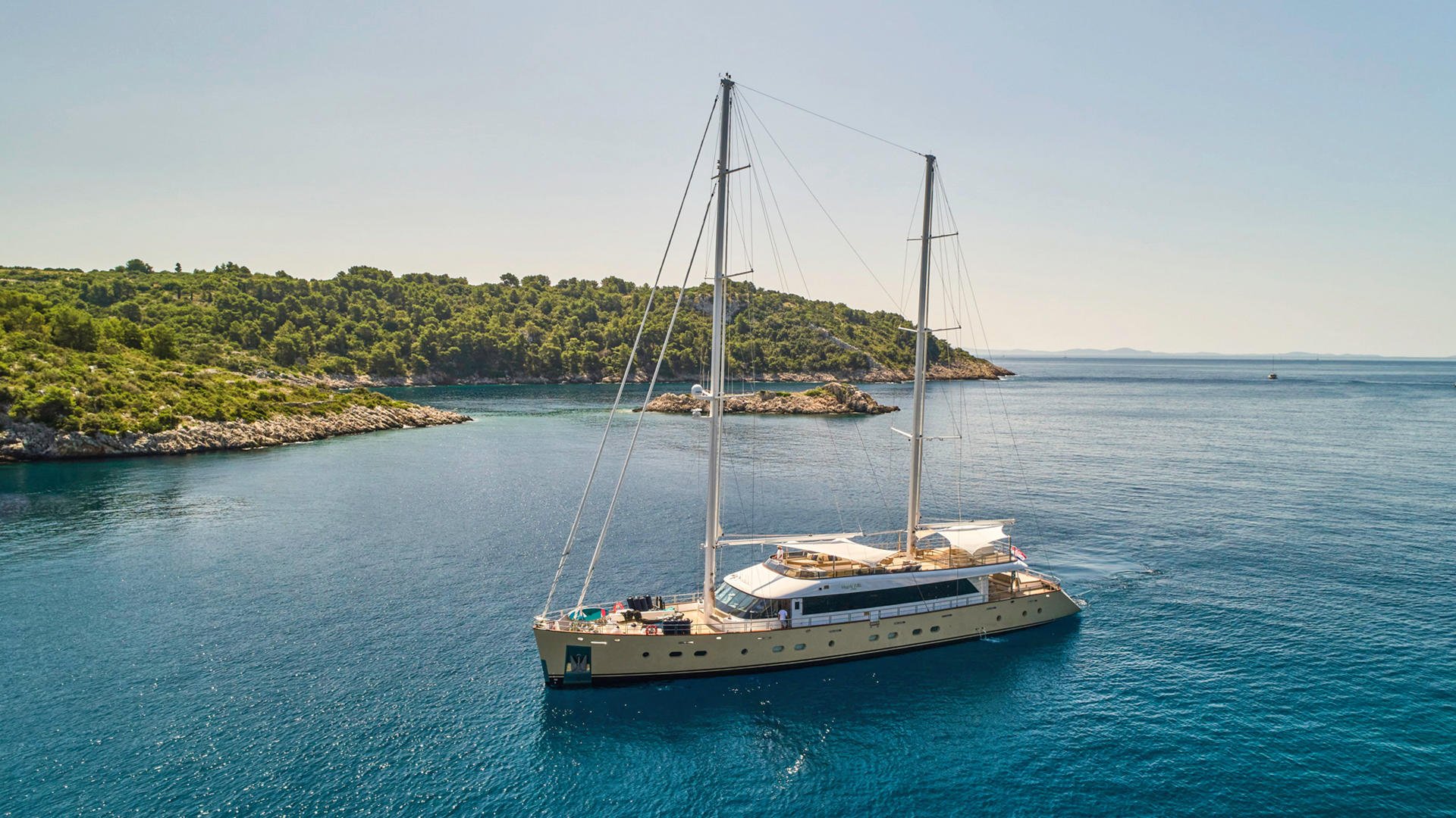 101 Superyacht MARALLURE.jpg