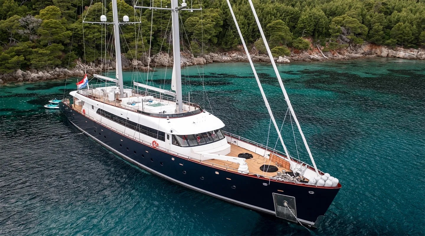 101 Superyacht NOCTURNO.jpg
