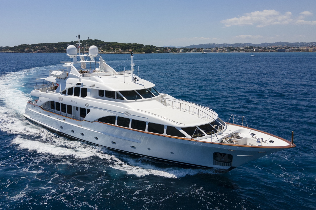 102 Luxury yacht AURA.jpg