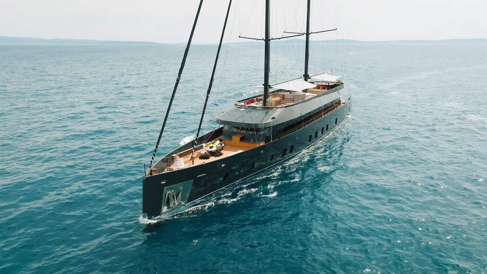 102 Luxury yacht REPOSADO.jpg