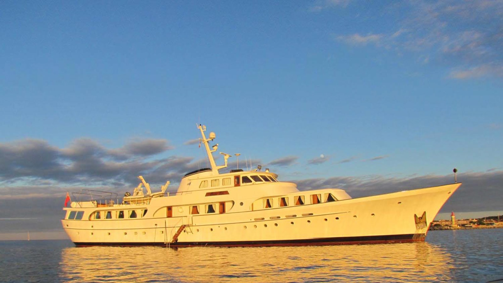 102 Luxury yacht SECRET LIFE.jpg