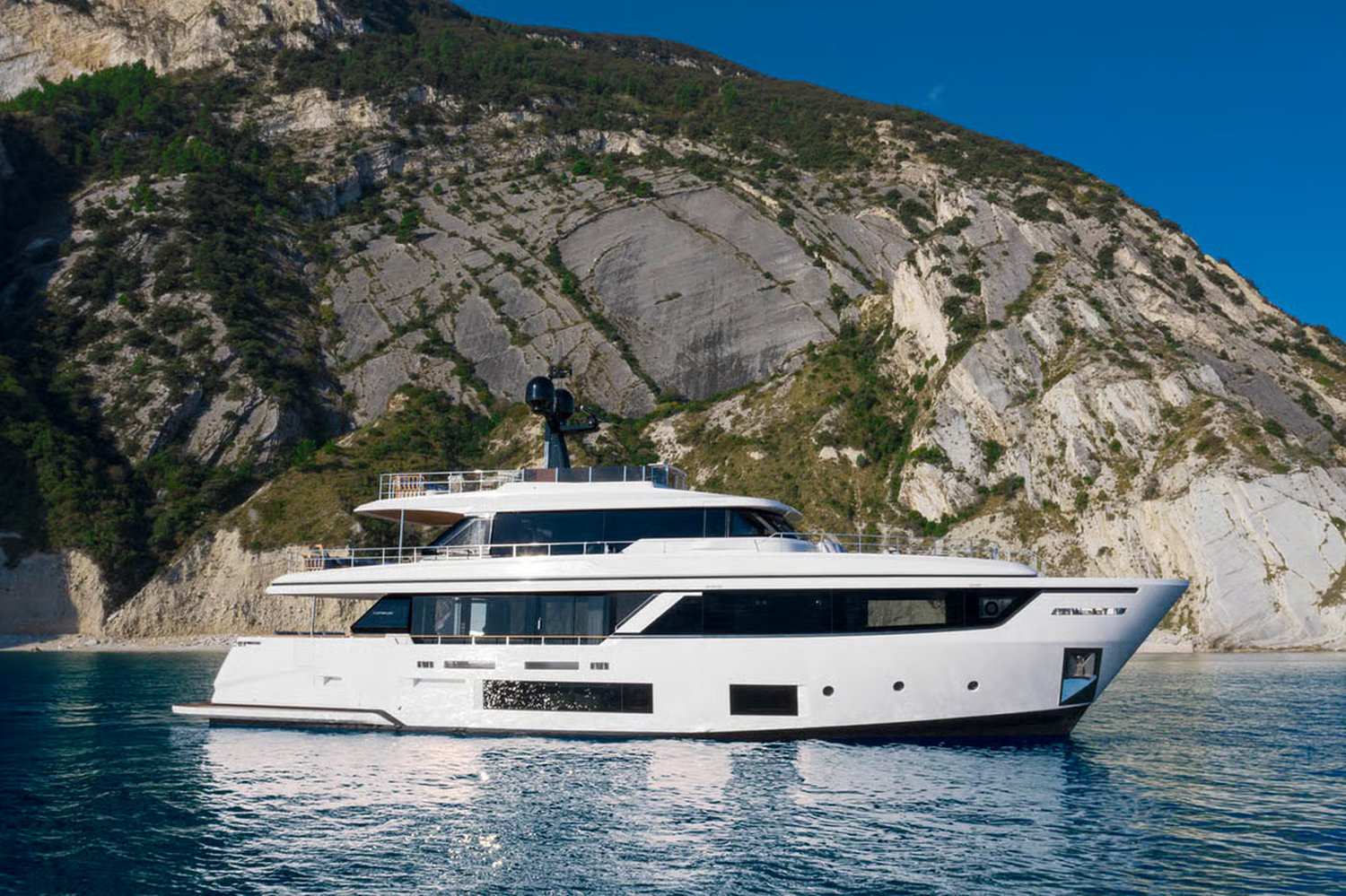102 Luxury yacht TWINS 02.jpg