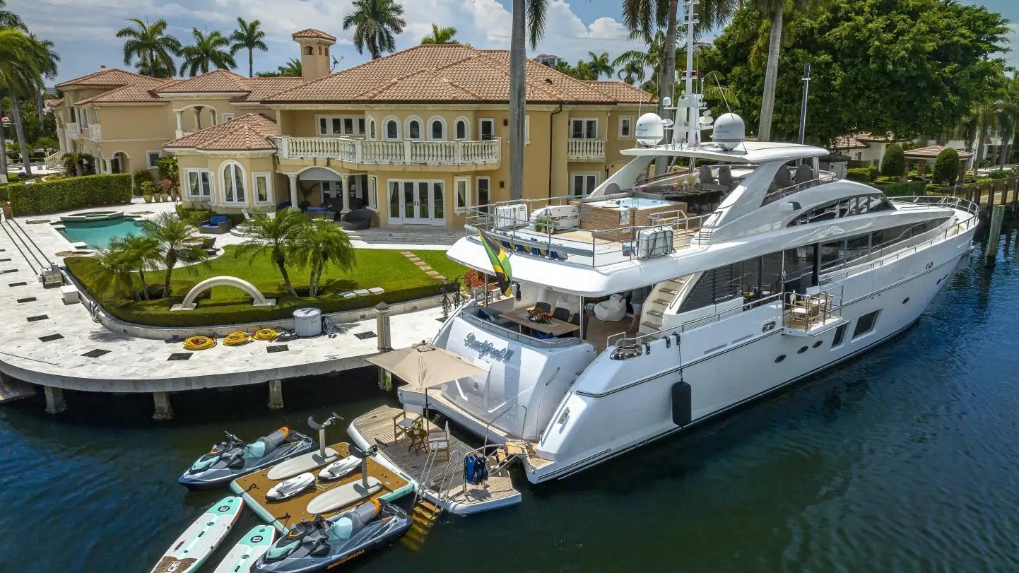 102 Motor yacht BEACHFRONT 2.jpg