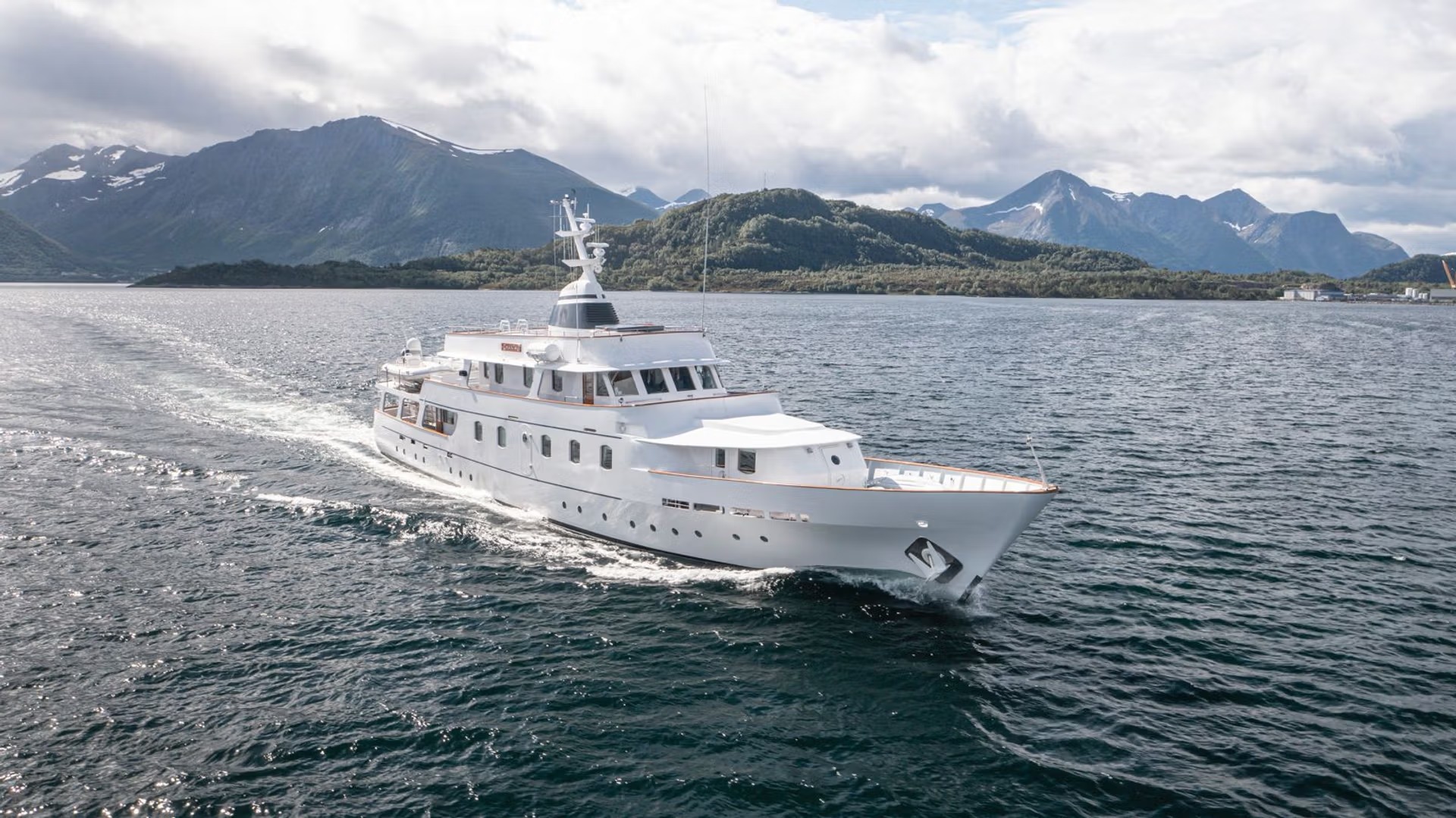 102 Motor yacht CHANTAL.jpg