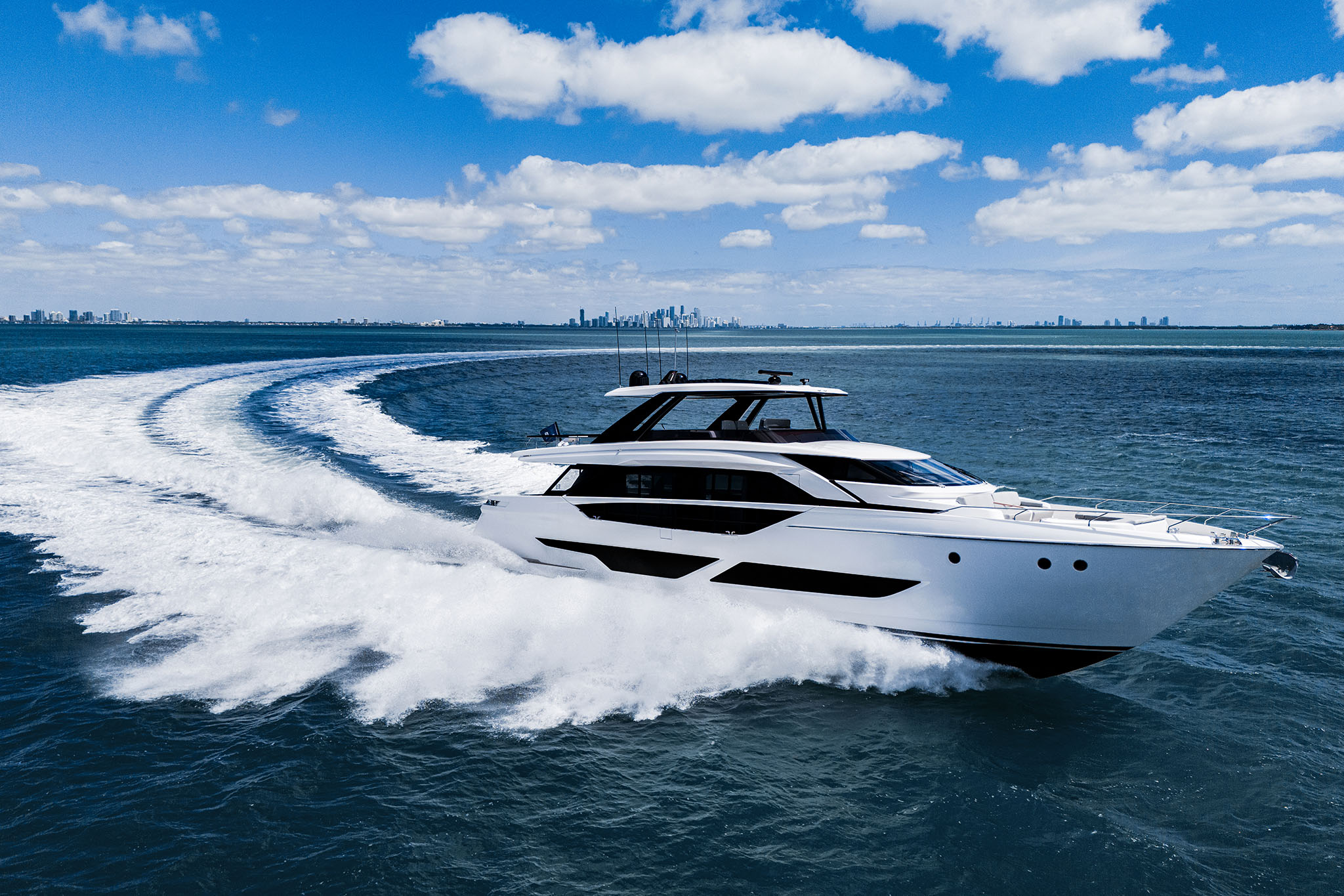 102 Motor yacht FAST (sistership).jpg