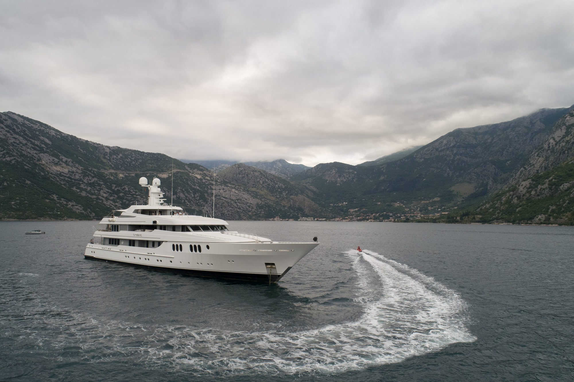 102 Motor yacht TRIDENT.jpg